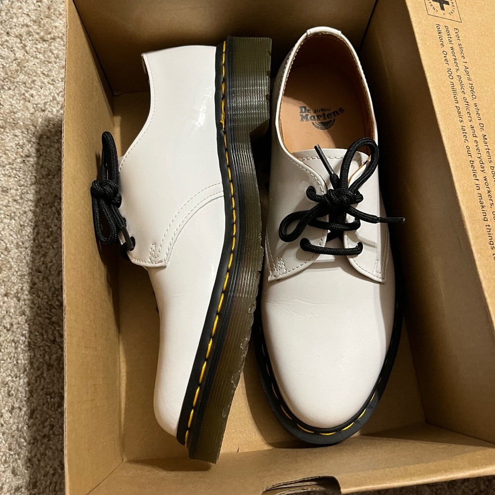 Unisex white Dr Martens AirWair with bounce soles